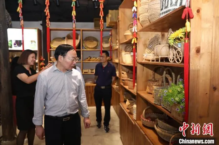 专家团队调研“龙门秘境”。　单倩霞 摄