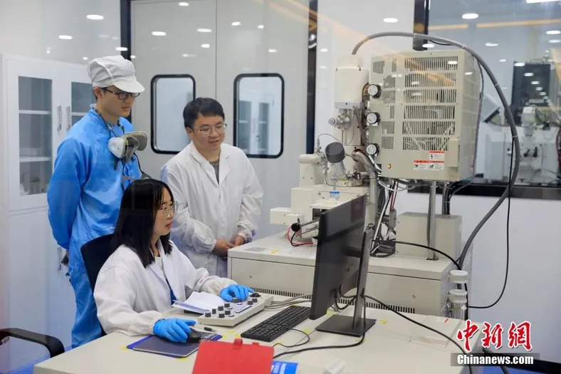 资料图为欧阳明高院士工作站的工作人员做新一代产品研究。 中新社记者 王磊 摄