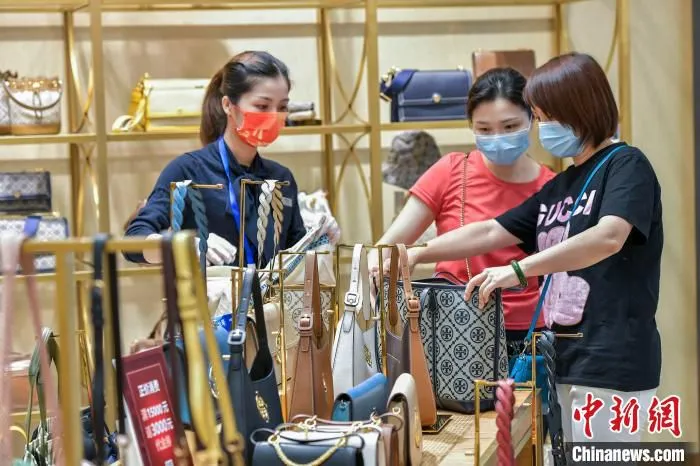 “十一”假期顾客在免税店选购箱包。 骆云飞 摄 “十一”假期顾客在免税店选购箱包。 骆云飞 摄