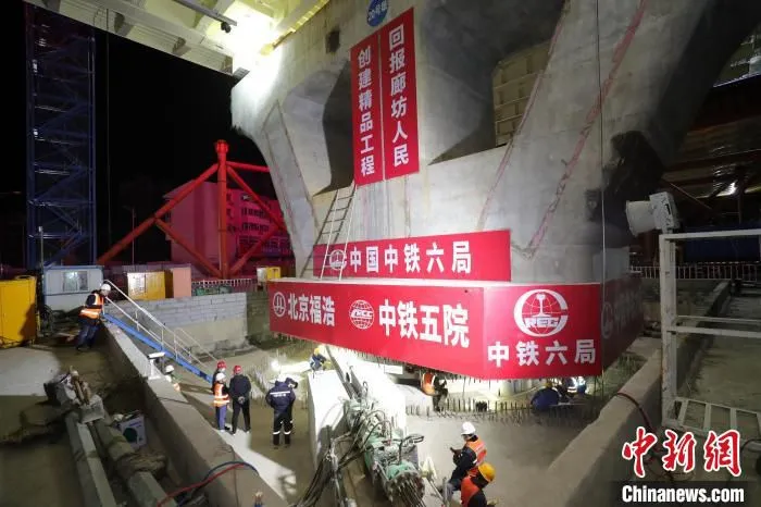 10月27日凌晨，廊坊市光明道上跨铁路立交桥主桥转体开始前，工作人员对各个部位进行最后的检查。　陈童 摄