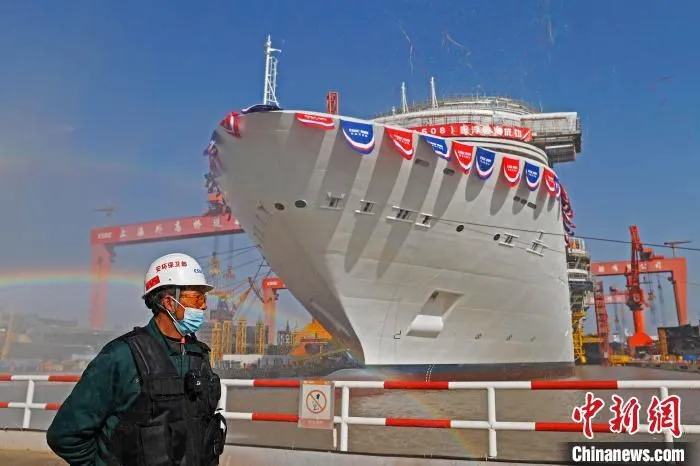 中国首制大型邮轮在上海外高桥造船有限公司顺利实现坞内起浮。　殷立勤 摄