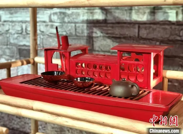 浙江罗氏犀皮漆艺作品《红船茶器套组》 葛铭锐 摄