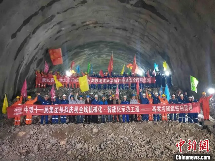 12日，全长5506米的郑(州)万(州)高铁高家坪隧道正式贯通 金大成 摄