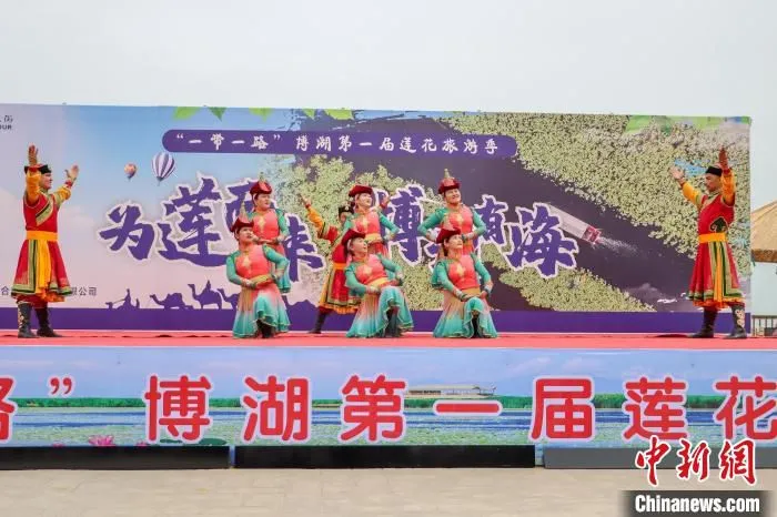 新疆博斯腾湖莲海世界景区位于博斯腾湖景区的西南角，拥有中国最大的野生睡莲群。　龚玲 摄