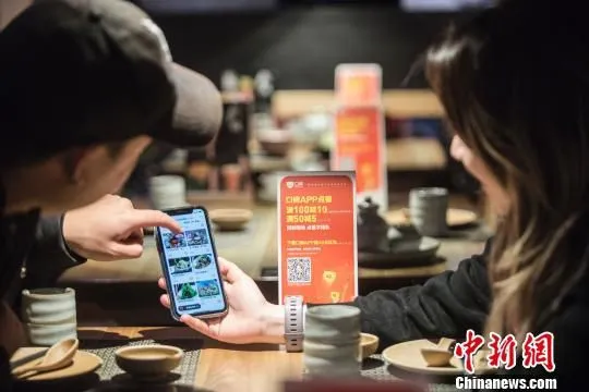 消费者在线下手机点餐。供图