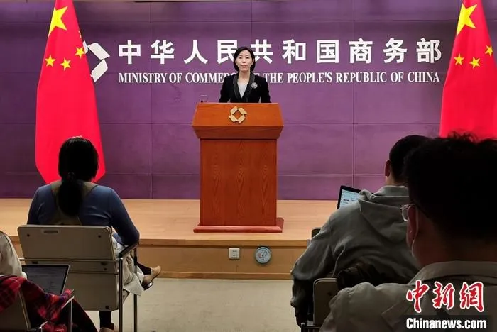 10月21日，中国商务部新闻发言人束珏婷在新闻发布会上表示，今年前三季度中国汽车市场保持了回稳向好的发展态势，各项主要指标都超过了新冠疫情前的水平。新能源汽车销量大幅增长是其中一大亮点。 中新社记者 赵隽 摄
