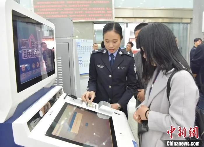 图为厦门市民正在使用“e政务”自助机，感受“秒批秒办”、24小时不打烊随处办办便利。　厦门市新闻办供图