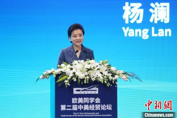 图为欧美同学会商会副会长杨澜主持论坛。　张亨伟 摄