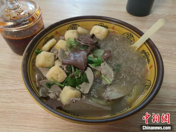 线下店售卖的鸭血粉丝汤。中新网 左雨晴 摄