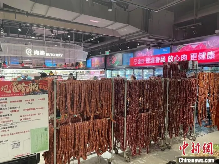 灌香肠热潮提前到来。　李玉 摄
