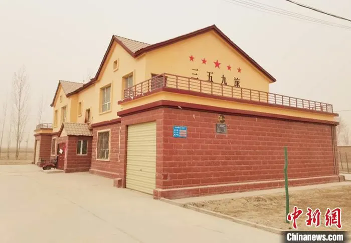 如今，十一团基层连队已建起别墅式的住房。　戚亚平 摄