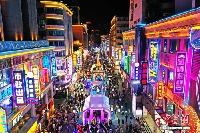 5月2日晚，江西南昌，民众在胜利路步行街休闲购物。为恢复百年老街的往日繁华，当地开展胜利路步行街“胜利归来” 主题活动，打造潮玩、消费于一体的活动街区，“五一”假期吸引民众，形成新的节日经济、夜间经济和文化经济。(无人机照片) 中新社记者 刘占昆 摄