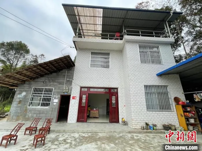 向国英推掉住了数十年的石头屋，盖起了两层楼的新房。　郭晓莹 摄