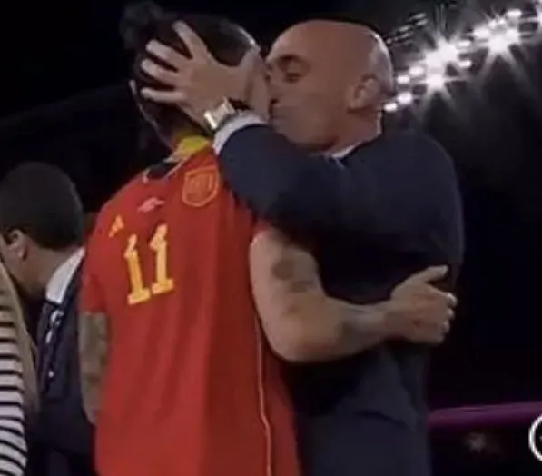西班牙足總主席盧比亞利斯，於女子世界盃決賽頒獎儀式上強吻西班牙女足，惹軒然大波。（影片截圖）