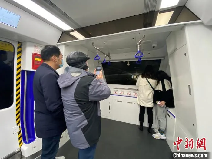 市民体验全自动运行列车。　林波 摄