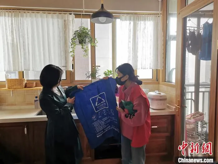 民众领到四分类垃圾袋。　林馨 摄