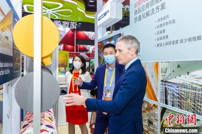在丹麦国家馆内，丹麦王国驻华大使马磊(Thomas?strup M?ller)开启“带货模式”。　丹麦工业联合会、Food Nation供图
