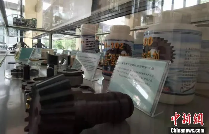 图为依托中科院兰州化物所的科研平台，当地生产固体润滑产品展示。　张婧 摄