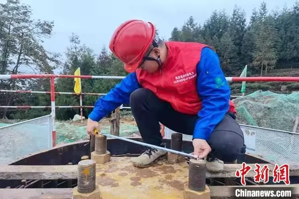 图为青海送变电工程有限公司项目技术人员对地脚螺栓间距进行测量。　杨成辉 摄
