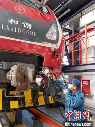 “一体化”整备解决了以往机车和车体分别入机车整备场和车辆检修库进行整备的问题。　管海燕 摄