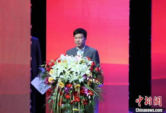 授牌仪式后，中共石城县委常委、宣传部长王晓东发表感言。　姜涛 摄