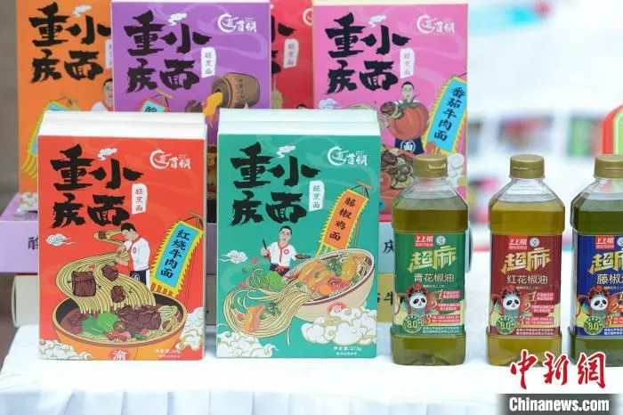 图为活动现场展示的西南大学研发的保鲜重庆小面等产品。　何蓬磊 摄