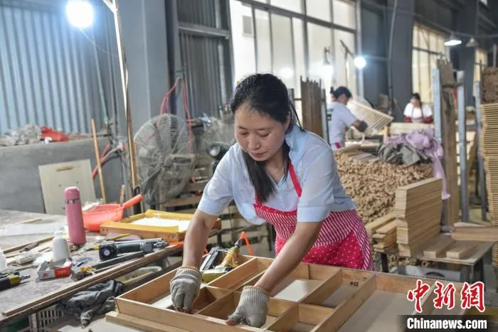 女工人在浙江龙泉查田镇竹木制品加工厂工作 范宇斌 摄
