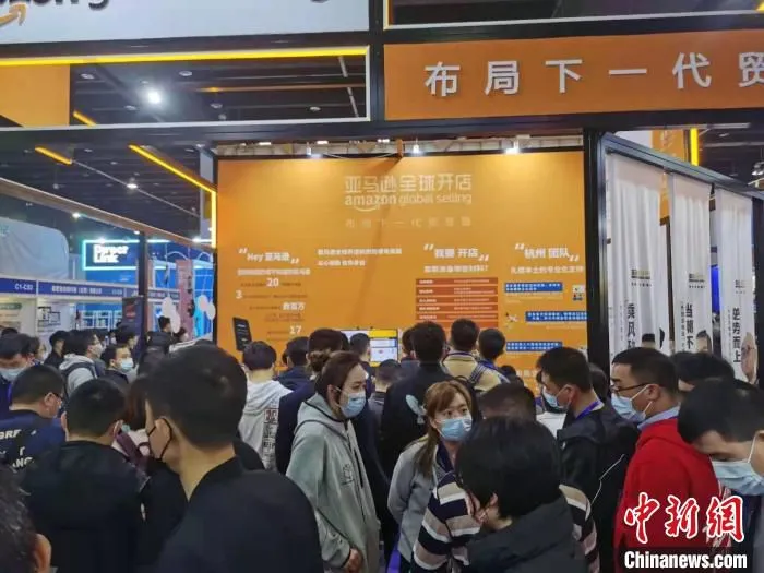 跨境电商平台展区人潮汹涌。中新社记者胡亦心 摄 中新社记者胡亦心 摄 摄