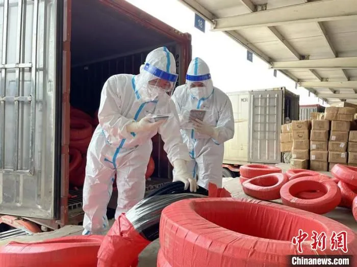 海关关员在友谊关查验平台查验出口的塑料管 南宁海关供图