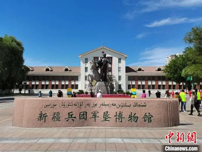 位于第八师石河子市的新疆兵团军垦博物馆吸引游客观光。　戚亚平 摄