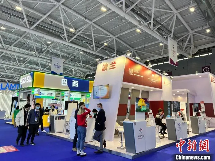 图为第二十三届高交会深圳国际会展中心(宝安)9号馆外国团组展区和“一带一路”专馆现场。　朱族英 摄