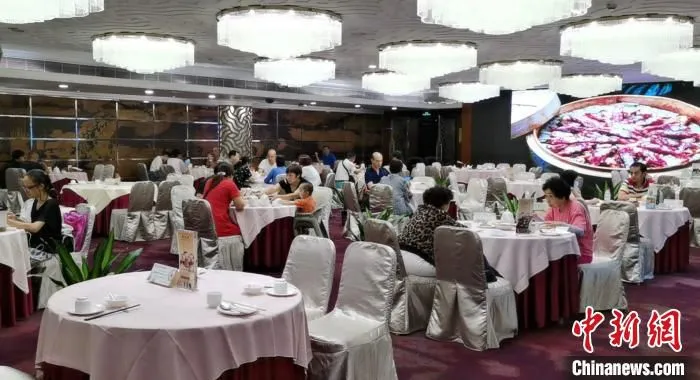 远洋宾馆6月27日恢复餐饮堂食，目前以周边居民消费为主。　朱艳清 摄