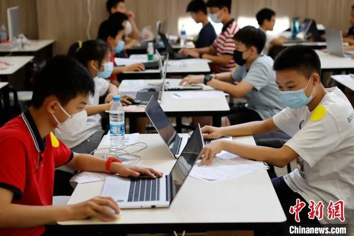 青少年选手正在进行比赛。　殷立勤 摄