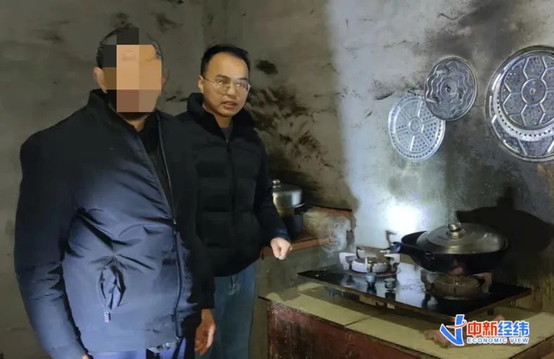 2022年2月18日，半夜前往村民家中进行燃气安全排查。受访者供图