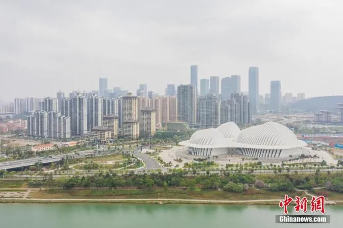 图为3月17日，航拍中国(广西)自由贸易试验区南宁片区—南宁五象新区。
中新社记者 陈冠言 摄