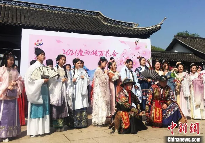 身着古装的年轻男女齐聚万花园，开启赏花“穿越之旅”。　张衡 摄