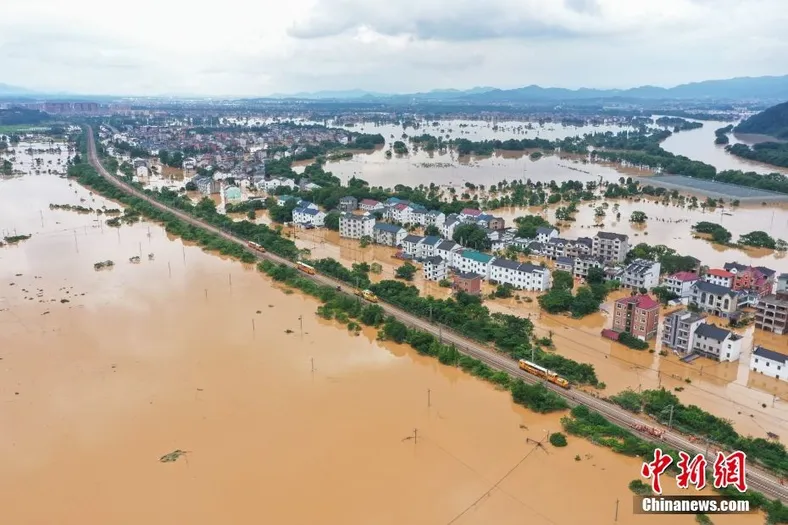 6月21日，受持续强降雨影响，沪昆线江西上饶至广丰间K540 00至K549 900处水漫钢轨，部分线路道床冲空。22日4时30分，经过铁路部门500余人昼夜全力抢修，受暴雨水害影响中断行车40小时的沪昆铁路江西段恢复通车，途经该路段的客货列车运行秩序正逐步恢复。（无人机照片） 中新社发 汪翰 摄