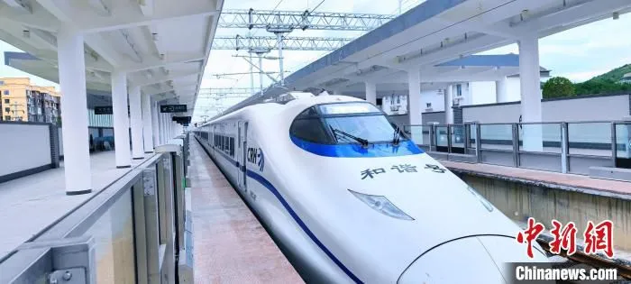 图为CRH2C型055851次动车组在贵阳市域快铁西南环线进行测试。　孟润桥 摄