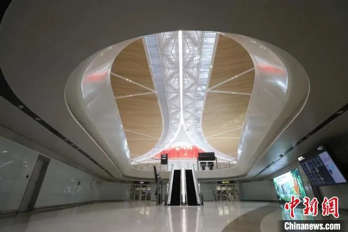 深圳宝安机场卫星厅采用木色天花 中建八局 供图