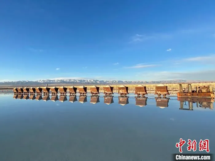 图为天空壹号景区内的采盐小火车。　马翔 摄