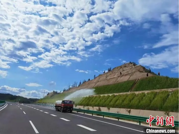 图为甘肃境内的公路设施。甘肃省交通运输厅供图 甘肃省交通运输厅供图 摄