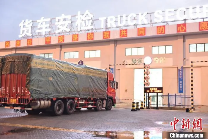 “绿色通道”过安检 徐大荣 摄