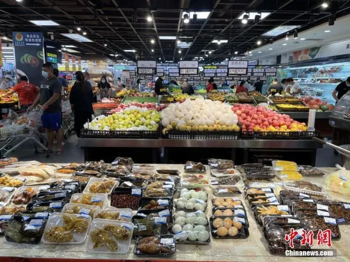资料图：在云南瑞丽最大的超市内，民众有序选购生活必需品。 中新社记者 缪超 摄