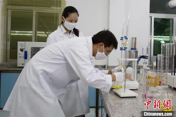 油品检验 林健民 摄