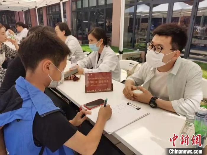 拥有非遗技艺的医师坐诊。　静安区新闻办供图