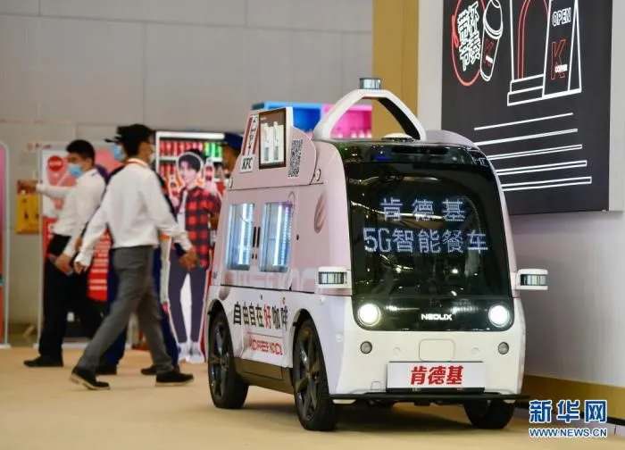 5月23日，在天津梅江会展中心，5G智能餐车在展区内为人们提供餐饮服务。新华社发(孙凡越摄)