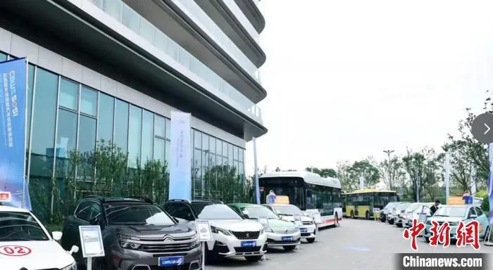 新能源汽车品牌展示。　杜成 摄