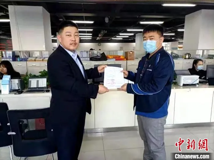 为企业颁发“已具备开工条件意见书”。铁西区委宣传部供图