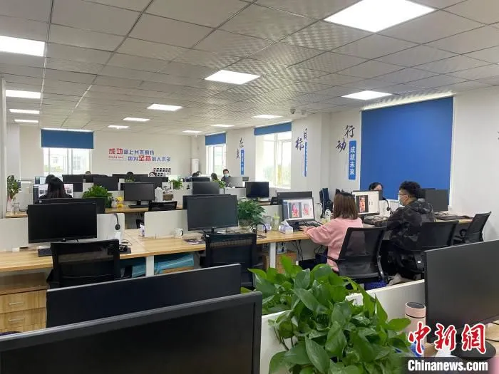 工作人员正在进行内容审核。　祝欢 摄