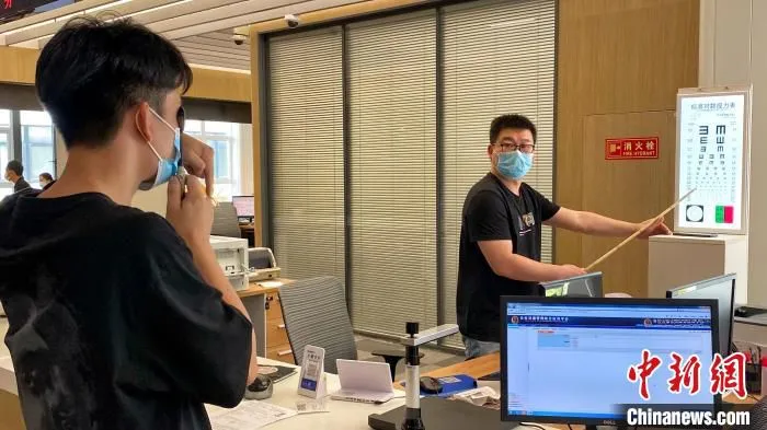 市民可现场完成驾驶证办理。　钱晨菲 摄
